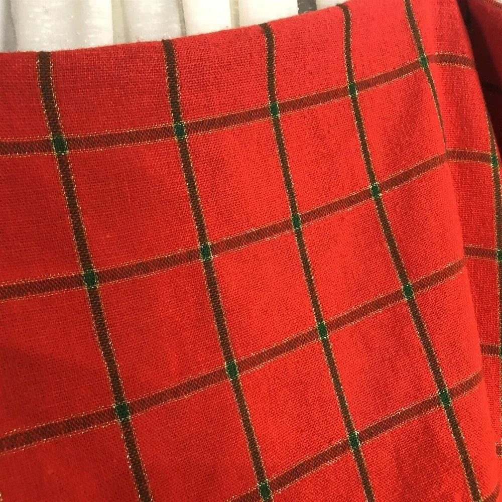 CHRISTMAS HOLIDAY TABLECLOTH LEACOCK RED GREEN PLAID GILT OVAL